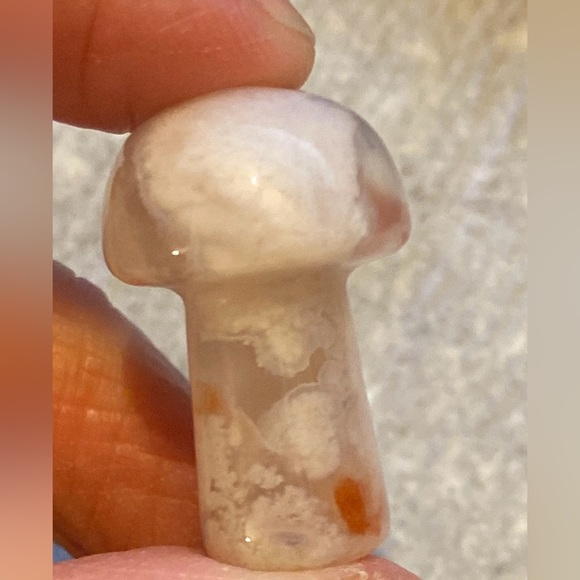 4 piece stone mushroom carvings, 2 large black & white, 2 smaller tan & white. - Picture 8 of 16